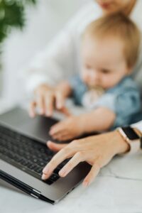 Maman qui travaille avec son bébé